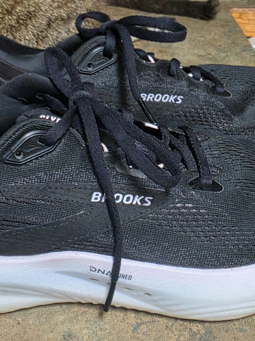 Brooks Black Athletic Running Shoes with White Midsole Sz 10 LIKE NEW